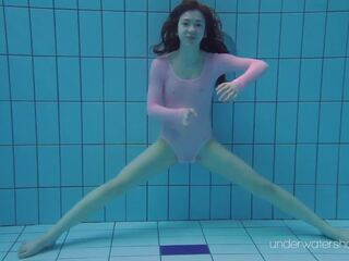 Tsjechisch tiener roxalana impresses met haar zwemmen prowess