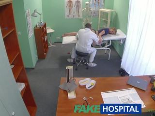 Fakehospital nekaltas blondinė gauna as gydytojai masažas xxx video filmai