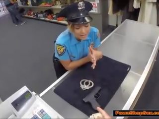 Policija virsnieks pawns viņai ierocis & ir fucked