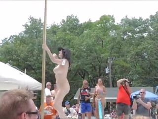 Mudo big boobs strippers tarian in publik