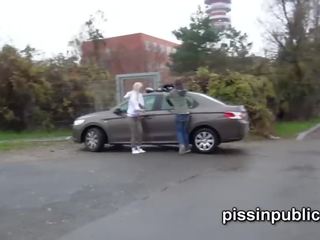 Reckless filles managed à trouver une doux spot à pisse entre parked cars