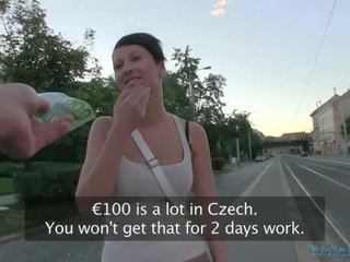 Publicagent gjoksmadhe çeke i ri fucks në treni stacion me i huaj