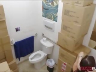 Zalotne amatorskie wytatuowany kochanek pieprzony w pawnshops toaleta