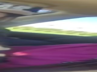 Lesbisch geeft beau afrukken in auto