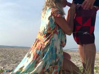Réel amateur publique permanent sexe film risqué sur la plage ! personnes walking près de