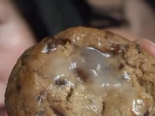 Cookies n krēms - apaļas brunete milks peter & ēdamais sperma aptvēra skaistule