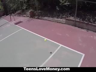 Tennis meeldima naine fucks jaoks raha