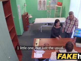 Falso hospital checa médico se corre encima cachonda infiel esposas estrecho coño