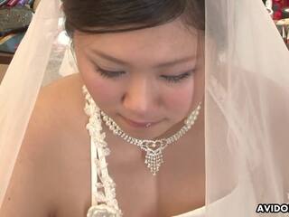 Beguiling unge kvinne i en bryllup kjole