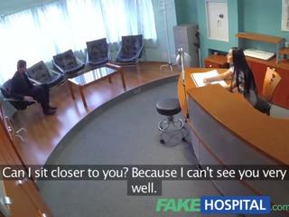 Fakehospital businessman отримує спокушений по еротичний медсестра в панчохи