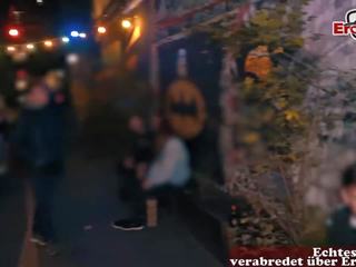 Kõhn saksa blond teismeline juures avalik valima üles jaoks tänav osade andmine