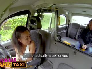 Kvinnlig fejka taxi liten och nätt ebenholts cabbie med mycket liten shaven fittor fucks passenger